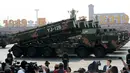 Kendaraan militer membawa rudal YJ-12B dalam parade HUT ke-70 RRC di Beijing, China, Selasa (1/10/2019). YJ-12B memiliki kemampuan menghancurkan kapal dengan jarak 295 mil. (AP Photo/Ng Han Guan)