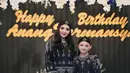 Alis Ashanty dirapikan dengan gaya natural, mengikuti bentuk aslinya namun tetap terlihat tegas. Teknik feathering digunakan untuk mengisi bagian kosong dengan sapuan ringan, menciptakan tampilan yang rapi dan tidak berlebihan. [@ashanty_ash]