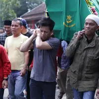 Tepat pukul 10.00 WIB, jenazah almarhum Nimzul Irphan, ayahanda Ariel Noah diberangkatkan menuju masjid untuk di salatkan. (Adrian Putra/Bintang.com)