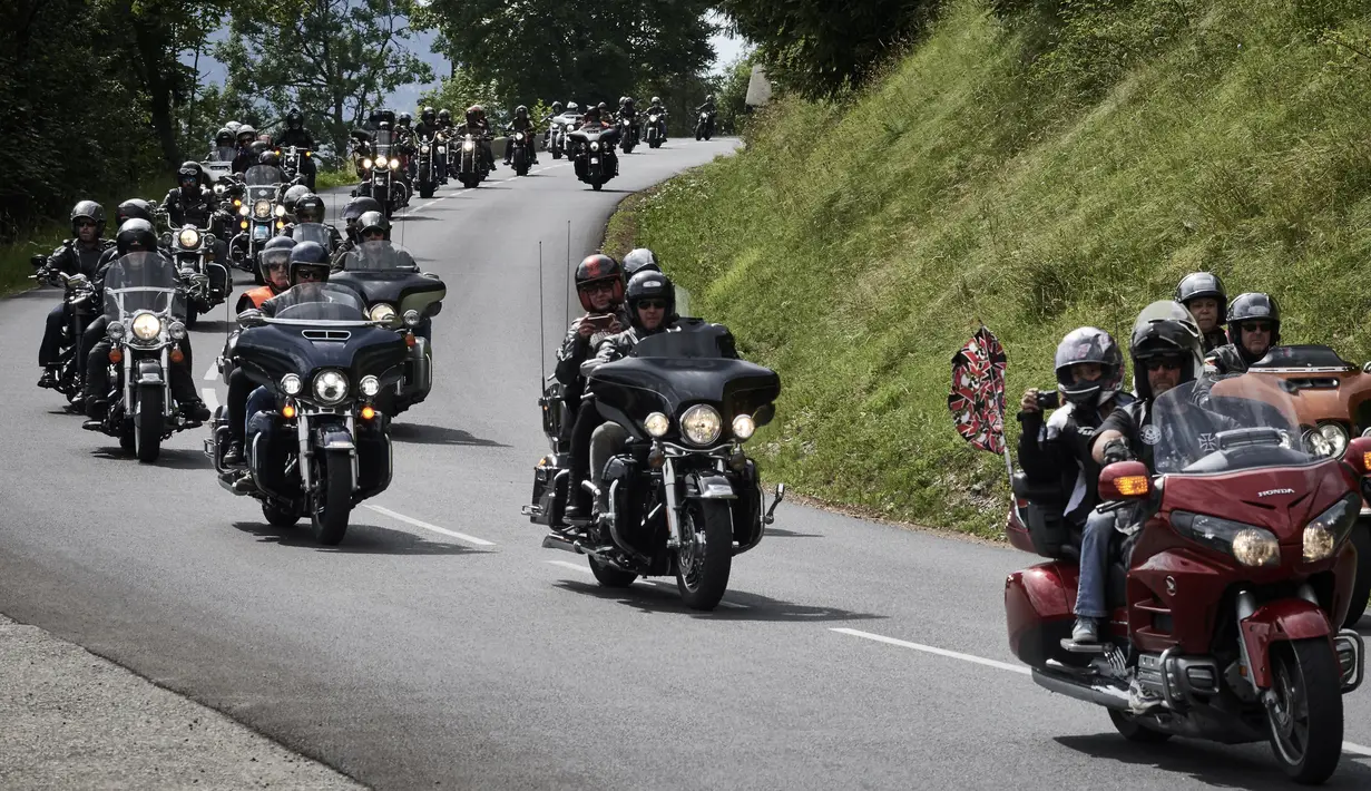 Puluhan penggemar sepeda motor gede (moge) melakukan touring saat mengikuti acara  6th Morzine-Avoriaz Harley Days 2017, Morzine (15/7). Acara kumpul para bikers motor gede ini digelar pada 13 hingga 16 Juli di Morzine. (AFP Photo/Jean-Philippe Ksaizek)