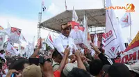 Usai menyampaikan orasi politiknya Prabowo Subianto langsung dibopong oleh para pendukungnya (Liputan6.com/Helmi Fithriansyah) 