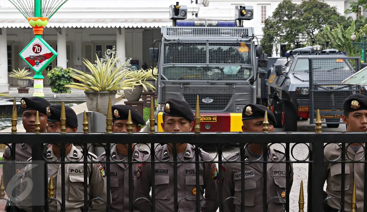 Personil kepolisian berjaga saat unjuk rasa dua elemen masyarakat di depan Balai Kota DKI Jakarta, Rabu (20/4). Unjuk rasa tersebut mendesak Ahok  untuk menghentikan proyek reklamasi di Teluk Jakarta dan penggusuran warga. (Liputan6.com/Immanuel Antonius)