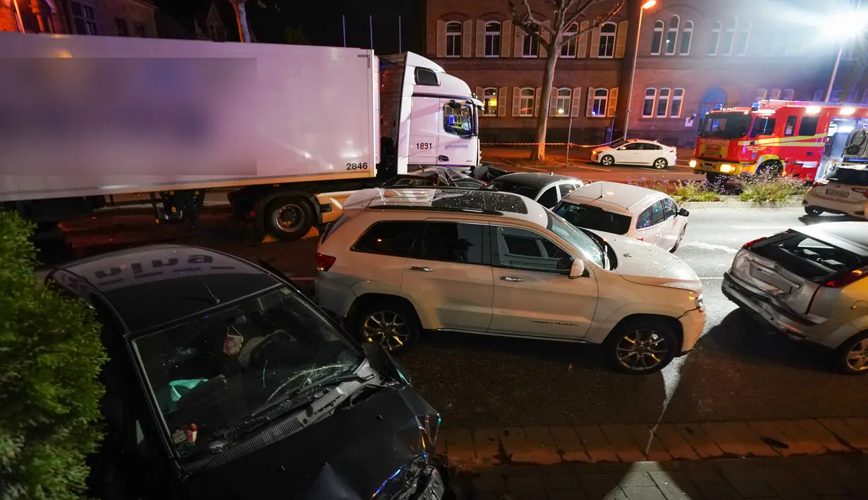 Sebuah truk curian menabrak mobil-mobil yang berhenti di lampu merah di distrik kota Limburg, Jerman, Senin (7/10/2019). Kepolisian Limburg menyebut sopir yang menabrakkan truk curian itu telah ditahan. (Photo by Thorsten Wagner / dpa / AFP)