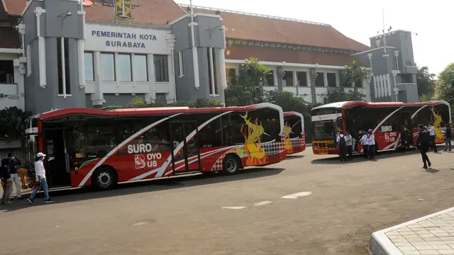 Dinas Perhubungan (Dishub) Kota Surabaya menyiapkan 110 shuttle bus gratis untuk penonton Piala Dunia U-17. (Dian Kurniawan/Liputan6.com)