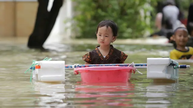 Keceriaan Anak Korban Banjir Pantura Cirebon