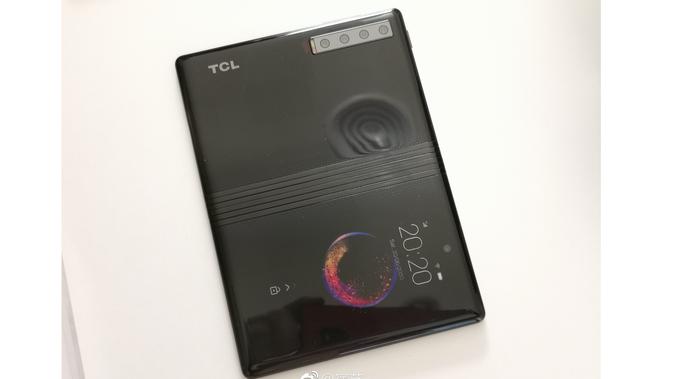 Smartphone layar lipat milik TCL bocor di Weibo, perangkat ini kabarnya akan diperkenalkan di MWC 2019 (Foto: Phone Arena/ Weibo)