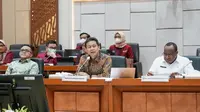 Menteri Kesehatan RI Budi Gunadi Sadikin menyerahkan Daftar Inventarisasi Masalah (DIM) RUU Kesehatan yang terhimpun dari partisipasi publik kepada Komisi IX DPR RI di Gedung DPR RI, Komplek Parlemen Senayan, Jakarta pada Rabu, 5 April 2023. (Dok Kementerian Kesehatan RI)