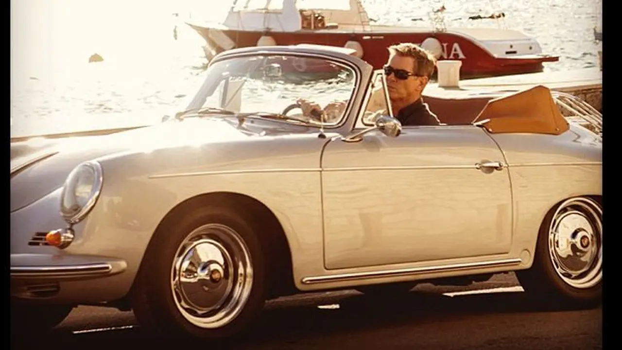 Bekas Pemeran James Bond Doyan Kendarai Porsche Klasik