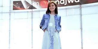 Nana, sapaan akrabnya kerab kali mengenakan outer sebagai pelengkap outfitnya. Misalnya saja crop top jaket denim yang dipadukan dengan dress motif bergaris warna baby blue. Dengan sneakers Nikenya. Instagram @najwashihab