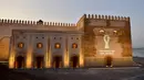 Proyeksi logo resmi Piala Dunia 2022 ditampilkan di dinding Kasbah Oudaya di ibu kota Maroko, Rabat, Selasa (3/9/2019). Lambang itu juga diluncurkan secara serentak di 24 kota besar lainnya di seluruh dunia. (Photo by - / AFP)
