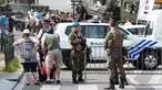Petugas keamanan memeriksa tas wisatawan selama perayaan Hari Nasional Belgia di Brussels, Kamis (21/7). Belgia dalam status waspada sejak tragedi Bom Brussels yang menewaskan 34 orang pada 22 Maret 2016 lalu. (Foto: Arie Asona)
