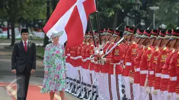 Presiden Jokowi (kiri) mendampingi tamunya Ratu Denmark Margrethe II melakukan inspeksi pasukan saat kunjungan kenegaraan di Istana Merdeka, Jakarta, Kamis (22/10). Pertemuan keduanya untuk mempererat hubungan kerja sama. (Liputan6.com/Faizal Fanani)