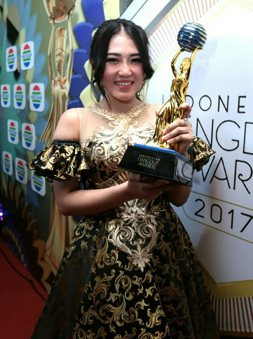 Via Vallen meraih kemenangan di Indonesian Dangdut Awards 2017. (Deki Prayoga/Bintang.com)