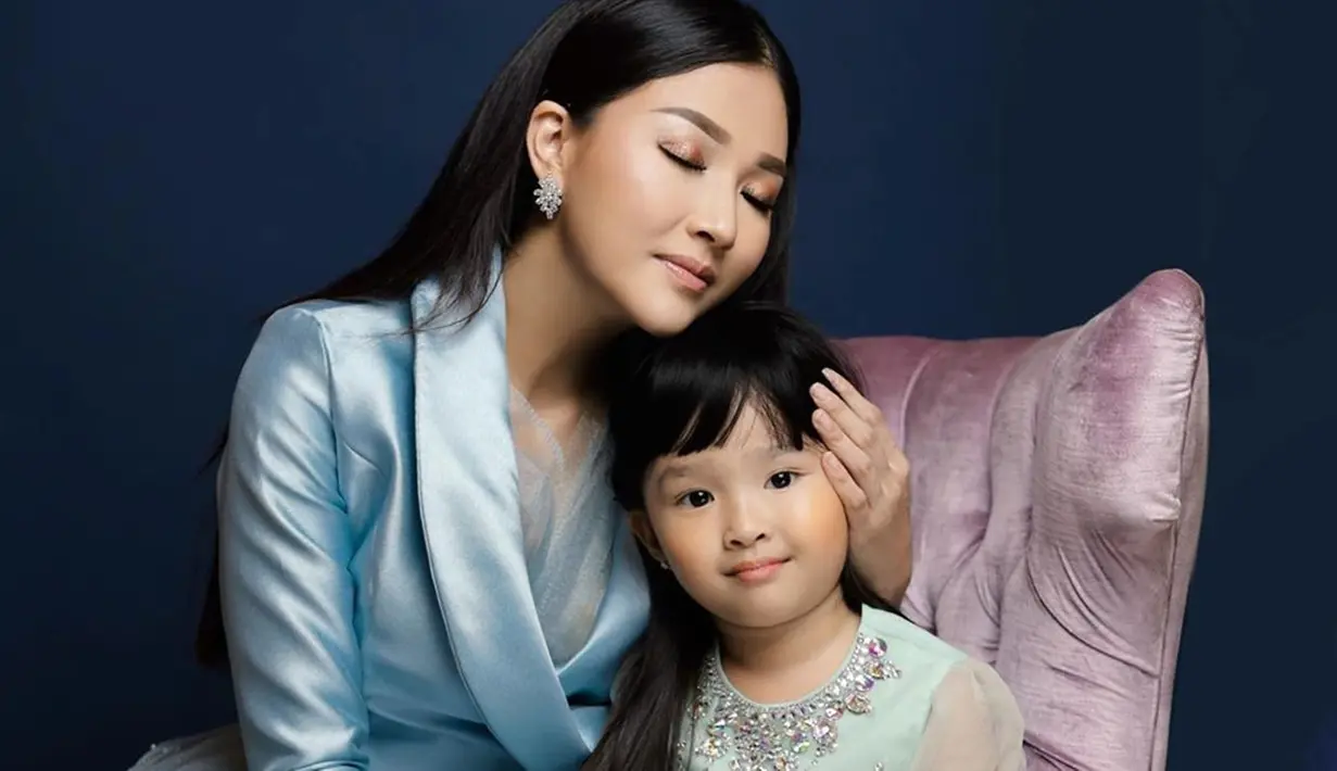 Menurut sang fotografer, FD Photography bahwa pemotretan tersebut dilakukan secara mendadak. Namun hasil pemotretan Sarwendah dan Thalia ini tampak memukau dan elegan. Dalam foto tersebut, Sarwendah juga terlihat begitu menyangi sang anak. (Liputan6.com/IG/fdphotography90)