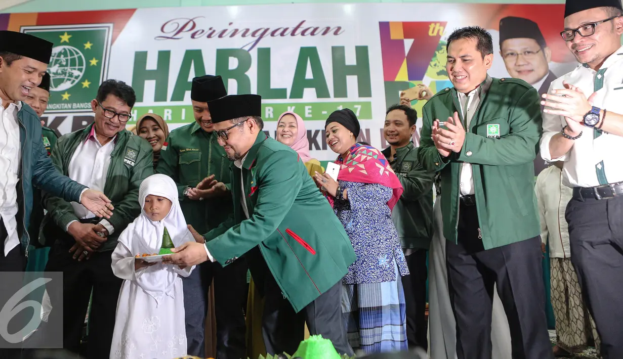 Ketua Umum PKB, Muhaimin Iskandar memberikan potongan pertama nasi tumpeng kepada salah satu anak yatim di peringatan Hari Lahir (Harlah) ke-17 PKB di Kantor DPP PKB, Jakarta, Kamis (23/7/2015). (Liputan6.com/Faizal Fanani)