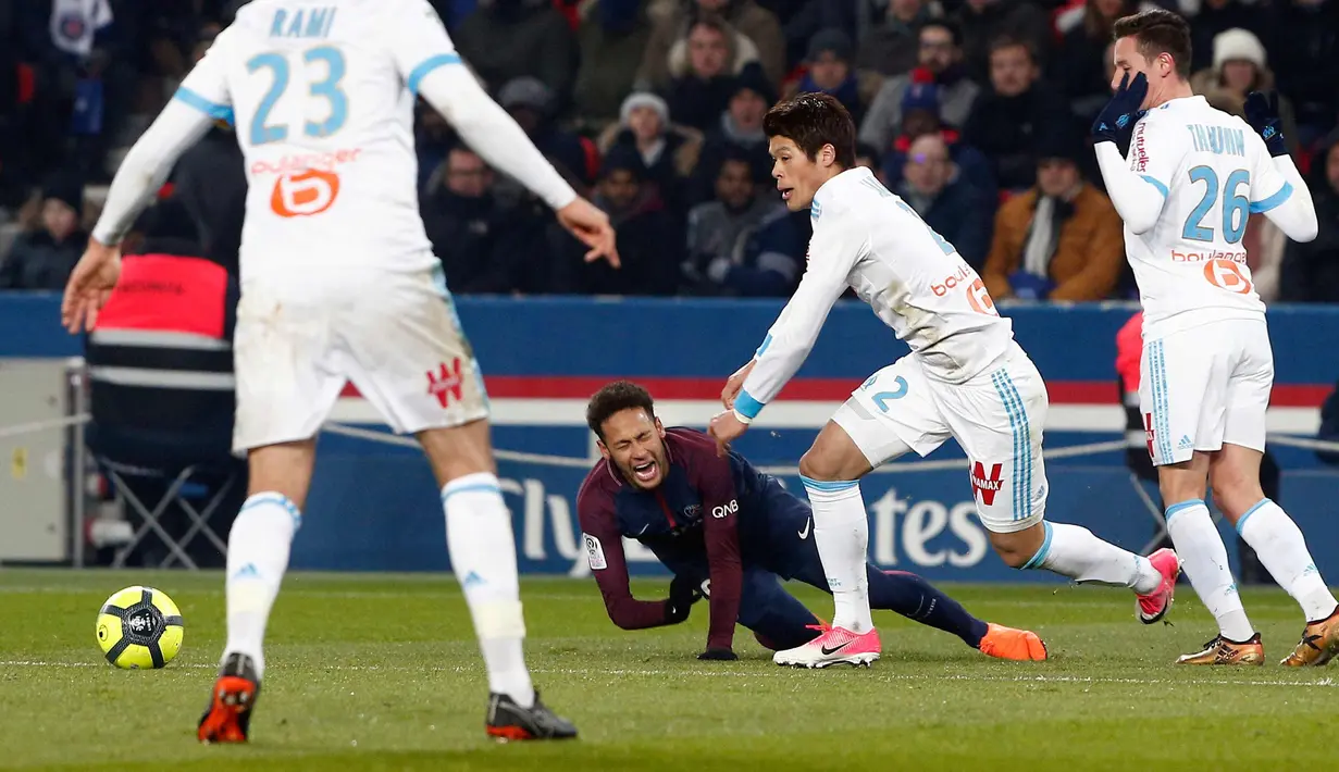 Neymar terlihat kesakitan setelah mendarat dengan tidak pas saat bertanding melawan Marseille di Liga Prancis di Stadion Parc des Princes, (25/2). (AP Photo/Thibault Camus)