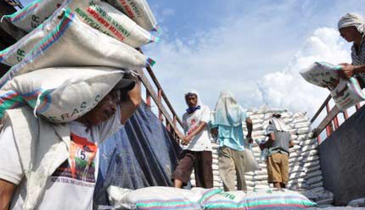 Pekerja mengangkat beras ke dalam truk di Pasar beras Martoloyo, Tegal, Jateng. Harga beras naik Rp 100 per kilo, akibat sedikitnya pasokan beras karena sebagian sawah terserang wereng. (Antara)