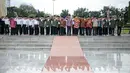 Mensos Khofifah Indar Parawansa bersama para santri penghafal Alquran memberikan hormat seusai berziarah di Taman Makam Pahlawan Kalibata, Jakarta, Senin (2/10). Hal ini dilakukan untuk memperingati Hari Kesaktian Pancasila. (Liputan6.com/Faizal Fanani)