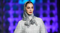 Diselenggarakan oleh Kementerian Perdagangan yang bekerja sama dengan Indonesian Fashion Chamber (IFC), acara ini bertujuan untuk mempromosikan modest fashion Indonesia ke pasar global. Tampak dalam foto, seorang model memamerkan karya desainer mode Indonesia Khanaan selama Jakarta Muslim Fashion Week, Kamis 6 November 2025. (AP Photo/Tatan Syuflana)
