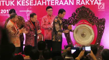 Presiden Joko Widodo memukul gong saat membuka Rapat Koordinasi Nasional Pengendalian Inflasi Tahun 2017 yang dihadiri 14 menteri kabinet, Gubernur, Walikota, dan Bupati se-Indonesia di Hotel Sahid, Jakarta, Kamis (27/7). (Liputan6.com/Angga Yuniar)