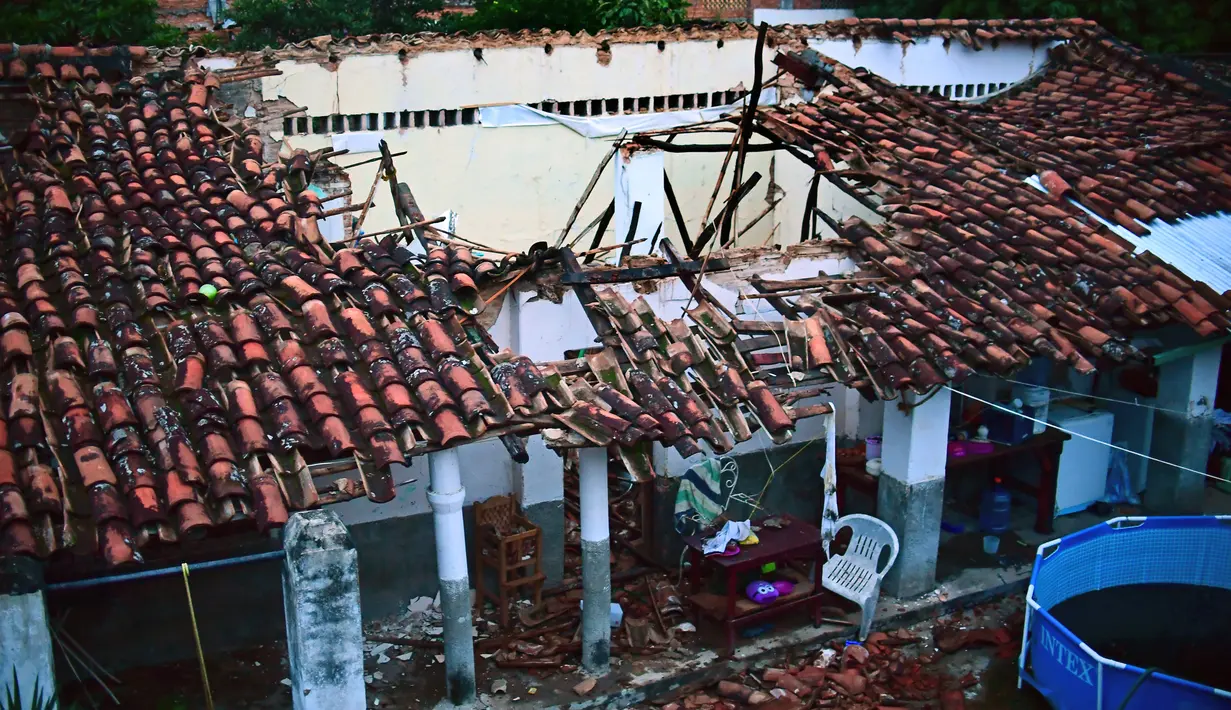Sebuah atap bangungan yang rusak akibat gempa berkekuatan 8,2 SR di negara bagian Oaxaca, Meksiko (8/9). Gempa yang melanda pada Kamis malam ini, merupakan yang terkuat melanda kawasan itu dalam satu abad. (AFP Photo/Ronaldo Schemidt)