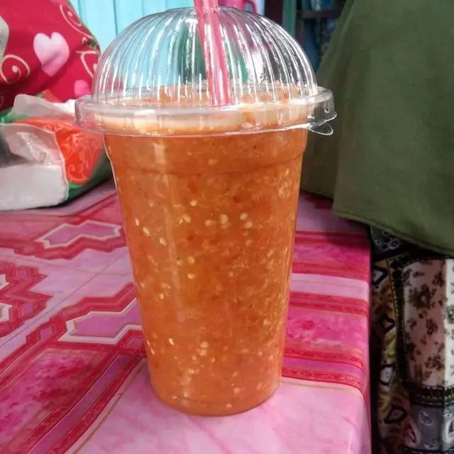 6 Potret Nyeleneh Orang Membuat Sambal Ini Bikin Senyum Tipis