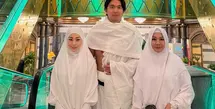 Nikita Willy kali ini menjalankan umrah bersama suami dan ibundanya. Nikita pun tampil dengan abaya putih senada dengan bergo. [@yorafebrina]