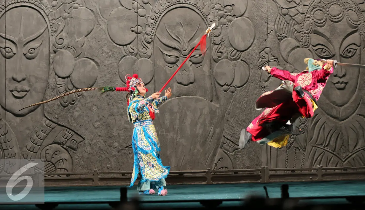 Pementasan Opera China bukan hanya menampilkan drama tetapi juga aksi Kung Fu yang membuat penonton berdecak kagum di Beijing, Sabtu (22/8/2015). Meski KPOP mendera, sejumlah seniman China memilih bertahan dengan opera China (Liputan6.com/Isna Setyanova)