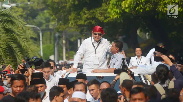Berbandana Merah Prabowo Beri Hormat Kepada Pendukungya di KPU