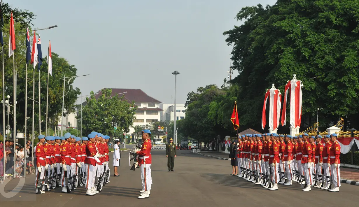 Pasukan Pengamanan Presiden menjalani prosesi serah terima pergantian pasukan jaga Istana di depan Istana Negara, Jakarta, Minggu (17/7). Prosesi ini merupakan kegiatan rutin yang dilangsungkan pada Minggu ke-2 tiap bulannya. (Liputan6.com/Gempur M Surya)