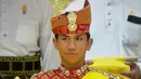 Pangeran Abdul Mateen melangkah ke Balai Singgahsana Indera Buana, mengenakan kostum pernikahan tradisional yang disebut sepangadak merah dan regalia, diapit oleh Yang Mulia Pangeran Haji Sufri Bolkiah.