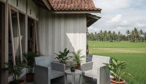 Model Teras Rumah Desa dengan Kursi Cor Minimalis yang Nyaman. (Foto: AI)