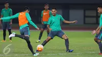 Pemain Timnas Indonesia U-22 saat melakukan latihan uji lapangan di Stadion Patriot Candrabhaga, Bekasi, Selasa (4/4). Timnas Indonesia U-22 akan melawan Persija pada Rabu (5/4). Liputan6.com/Helmi Fithriansyah)