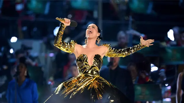 Katy Perry Guncang Konser Penobatan Raja Charles III dengan Gaun Korset Keemasan, Sosok Putri Charlotte Curi Perhatian