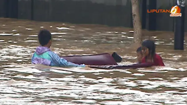 Anak-Anak Bermain Dalam Banjir