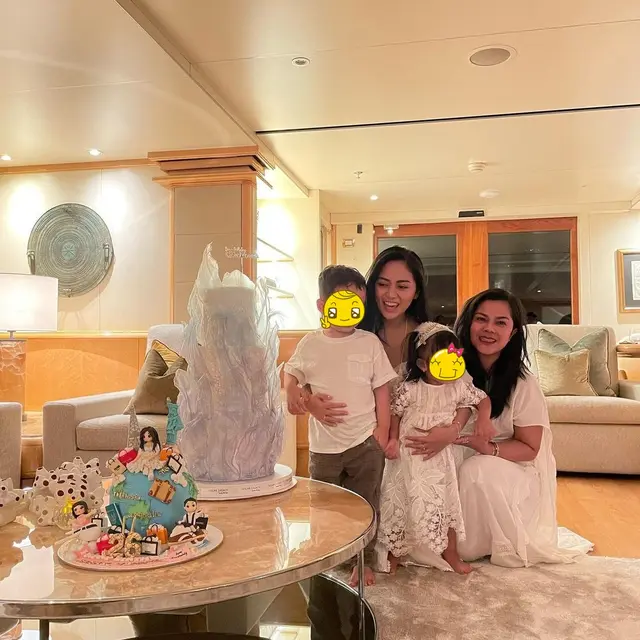 Beri Dukungan, Ini 6 Potret Kekompakan Rachel Vennya dan Ibunda Saat Liburan