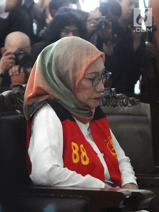 Ratna Sarumpaet duduk di kursi terdakwa Pengadilan Negeri (PN) Jakarta Selatan, Kamis (29/2). Ratna menjalani sidang dakwaan perdana atas kasus penyebaran berita hoaks yang menyebutkan wajah lebam. (Liputan6.com/Herman Zakharia)