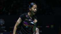 Tunggal putri andalan Indonesia, Putri Kusuma Wardani melakukan selebrasi usai mendapatkan poin pada pertandingan melawan wakil Taiwan, Sung Shuo Yun dalam babak 32 besar Indonesia Masters 2026 di Istora Senayan, Jakarta pada Rabu (21/01/2026). (Bola.com/Abdul Aziz)