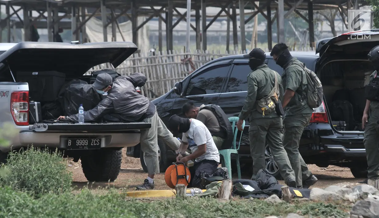 Suasana persiapan Densus Antiteror saat akan meledakkan bom milik terduga teroris di Semper Barat, Cilincing, Jakarta, Senin (23/9/2019). Petugas kepolisian melakukan disposal atau meledakkan bom milik terduga teroris yang ditemukan di TKP. (merdeka.com/Iqbal S. Nugroho)