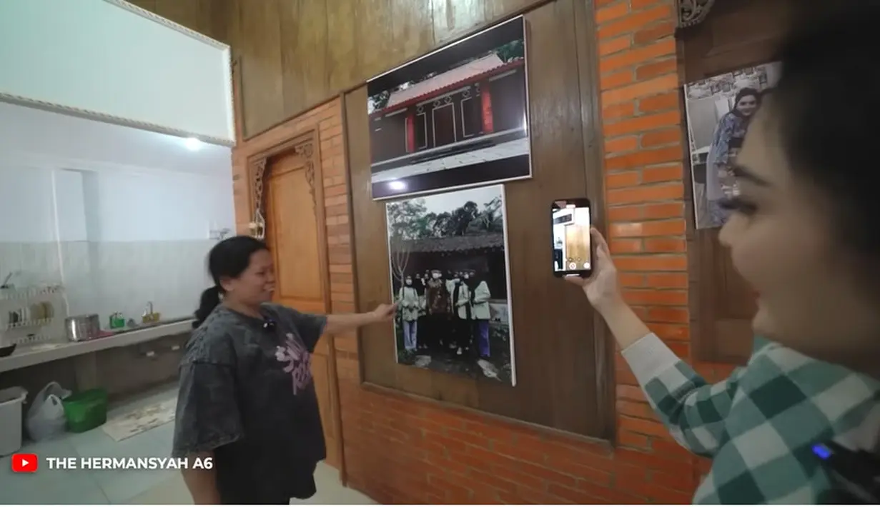 Uteng menunjukkan foto rumah lamanya yang hampir roboh dan kemudian direnovasi menjadi rumah yang sangat keren. [Youtube/The Hermansyah A6]