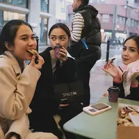 Tas kembar pink Azizah Salsha dan Nagita Slavina saat liburan ke Inggris. Dok. [@azizahsalsha_]