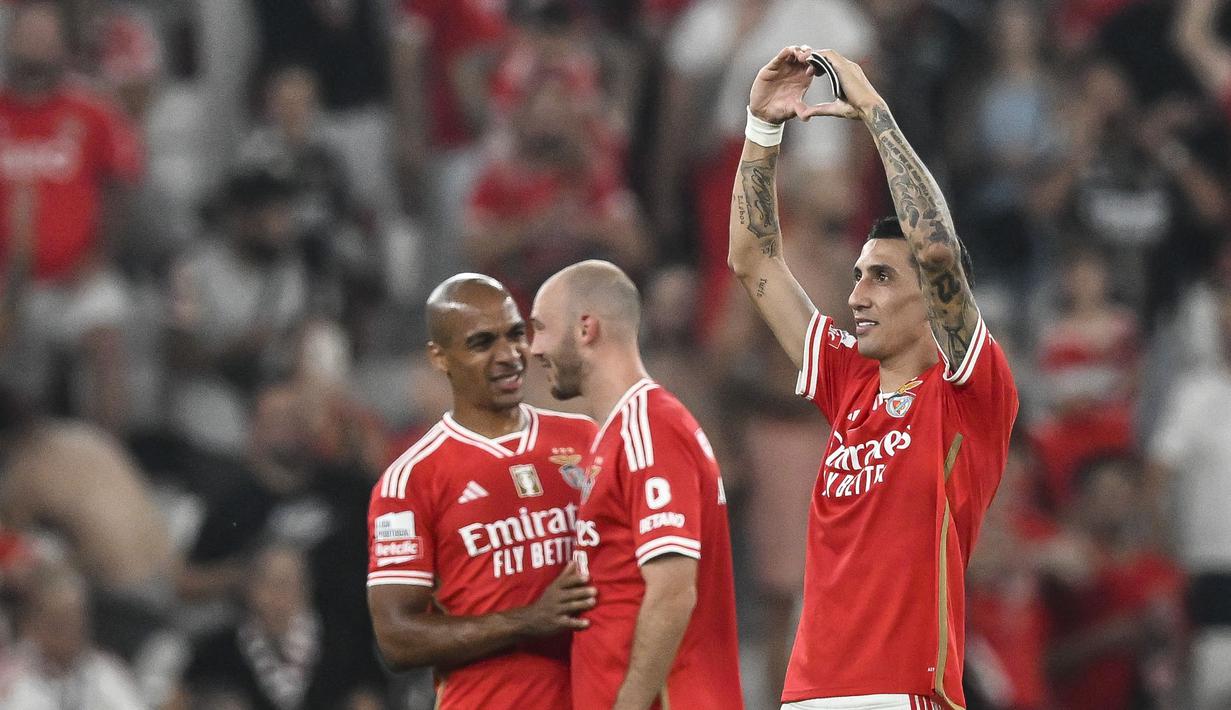 Pemain Benfica, Angel Di Maria (kanan) memberikan gestur hati kepada para penonton saat merayakan kemenangan atas Porto pada laga lanjutan Liga Portugal 2023/2024 melawan Porto di Luz stadium, Lisbon, Portugal, Minggu (30/09/2023). Kemenangan 1-0 Benfica membawa mereka naik ke posisi puncak klasemen sementara dengan raihan 18 poin. (AFP/Patricia De Melo Moreira)