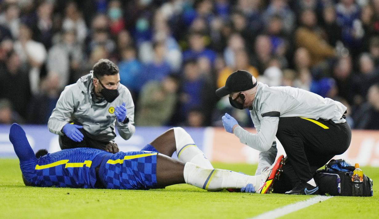 Namun Chelsea harus membayar mahal kemenangan tersebut dengan kehilangan dua pilar lini depannya yakni Romelu Lukaku dan Timo Werner ditarik sejak babak pertama karena cedera. (AP/Alastair Grant)