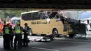 Sebuah bus terlihat menabrak kolong jembatan kereta di Montague, South Melbourne, Australia (22/2). Bus wisata yang membawa 19 penumpang tersebut menabrak pembatas kolong jembatan yang memiliki tinggi 10 kaki (3 meter). (REUTERS/Mal Fairclough)
