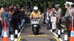 Warga melakukan simulasi uji praktek SIM C untuk sepeda motor di Satpas Polda Metro Jaya, Daan Mogot, Jakarta Jumat (4/8/2023). Korps Lalu Lintas (Korlantas) Polri resmi mengubah materi ujian praktek SIM C untuk sepeda motor berupa angka 8 dan zig-zag. (merdeka.com/Imam Buhori)