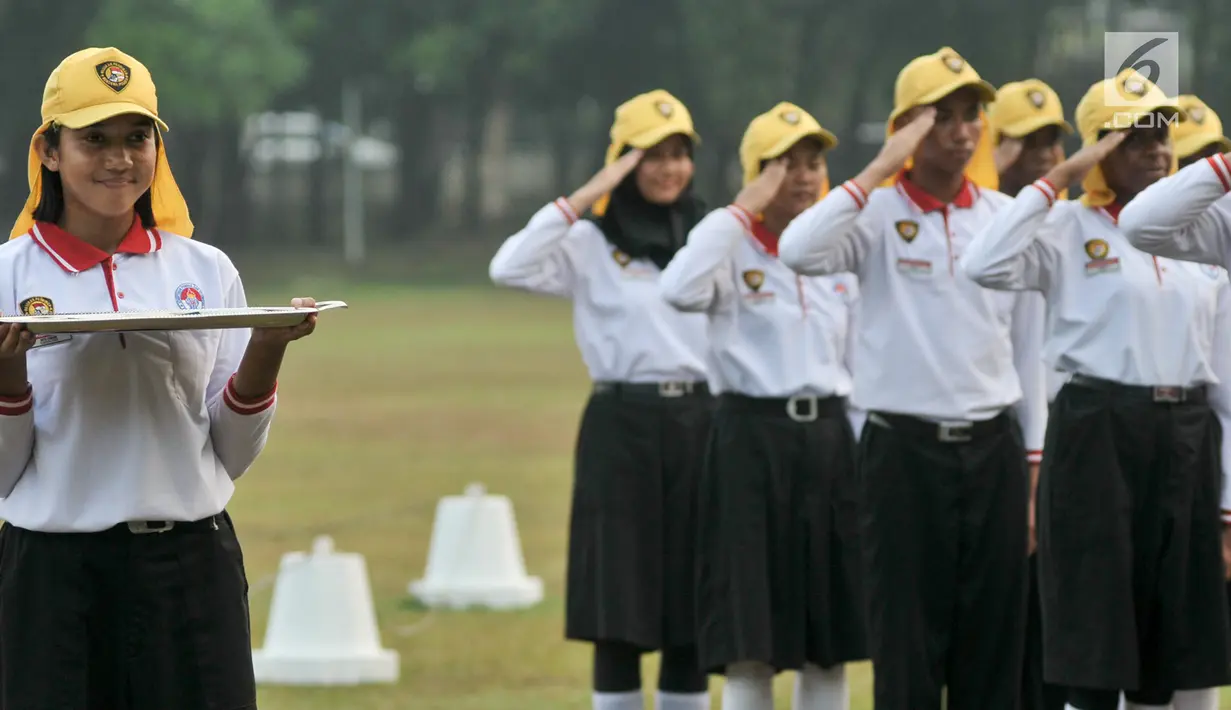 Calon Paskibraka Nasional 2017 membawa baki jelang upacara HUT Kemerdekaan RI di PPPON, Cibubur, Jakarta Timur, Kamis (10/8). (Liputan6.com/Yoppy Renato)