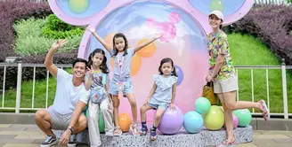 Pasangan selebriti Surya Insomnia dan Tyara Renata membagikan momen liburan bersama keluarganya di Hong Kong. Berikut keseruan pasangan yang telah dikaruniai tiga orang anak ini liburan bersama teman-teman dan keluarganya. [Instagram/suryainsomnia]