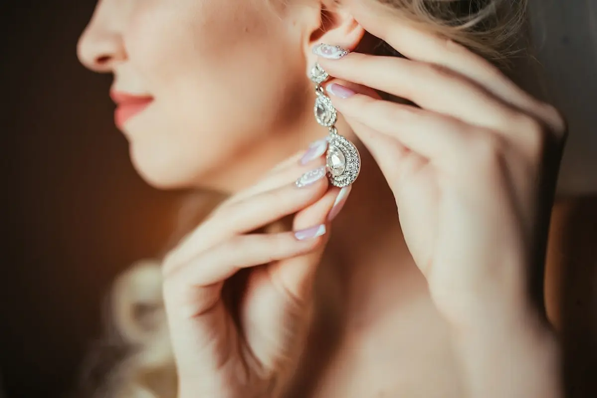 Anting yang Terlalu Besar