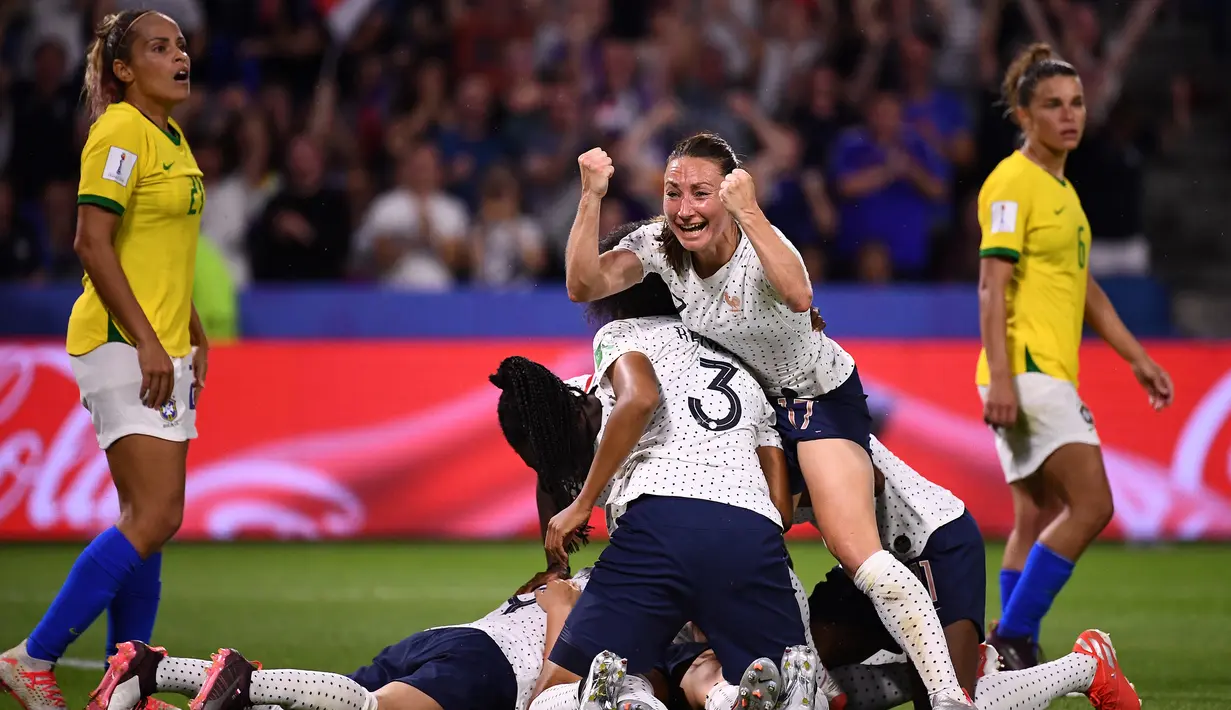 Selanjutnya giliran Brasil yang menjadi korban dari Prancis pada babak 16 besar setelah dikalahkan dengan skor 2-1. (AFP/Franck Fife)