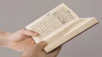 Ilustrasi Islami, muslim membaca Al-Qur'an. (Photo Copyright by Freepik)